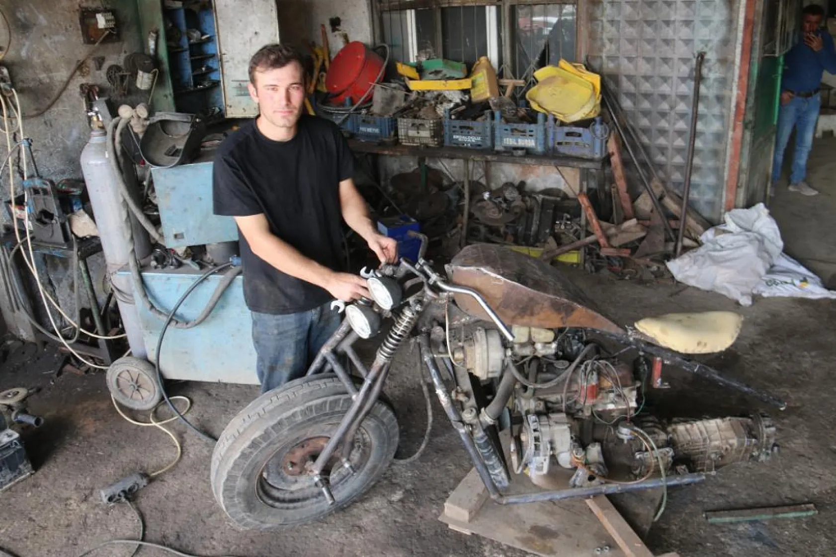 Sivas'ta 22 yaşındaki genç, otomobil motorundan motosiklet yapıyor