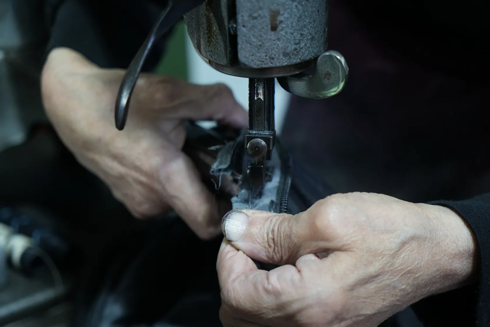 Okul sezonu ve yağışlar ayakkabı tamircilerine hareketlilik getirdi