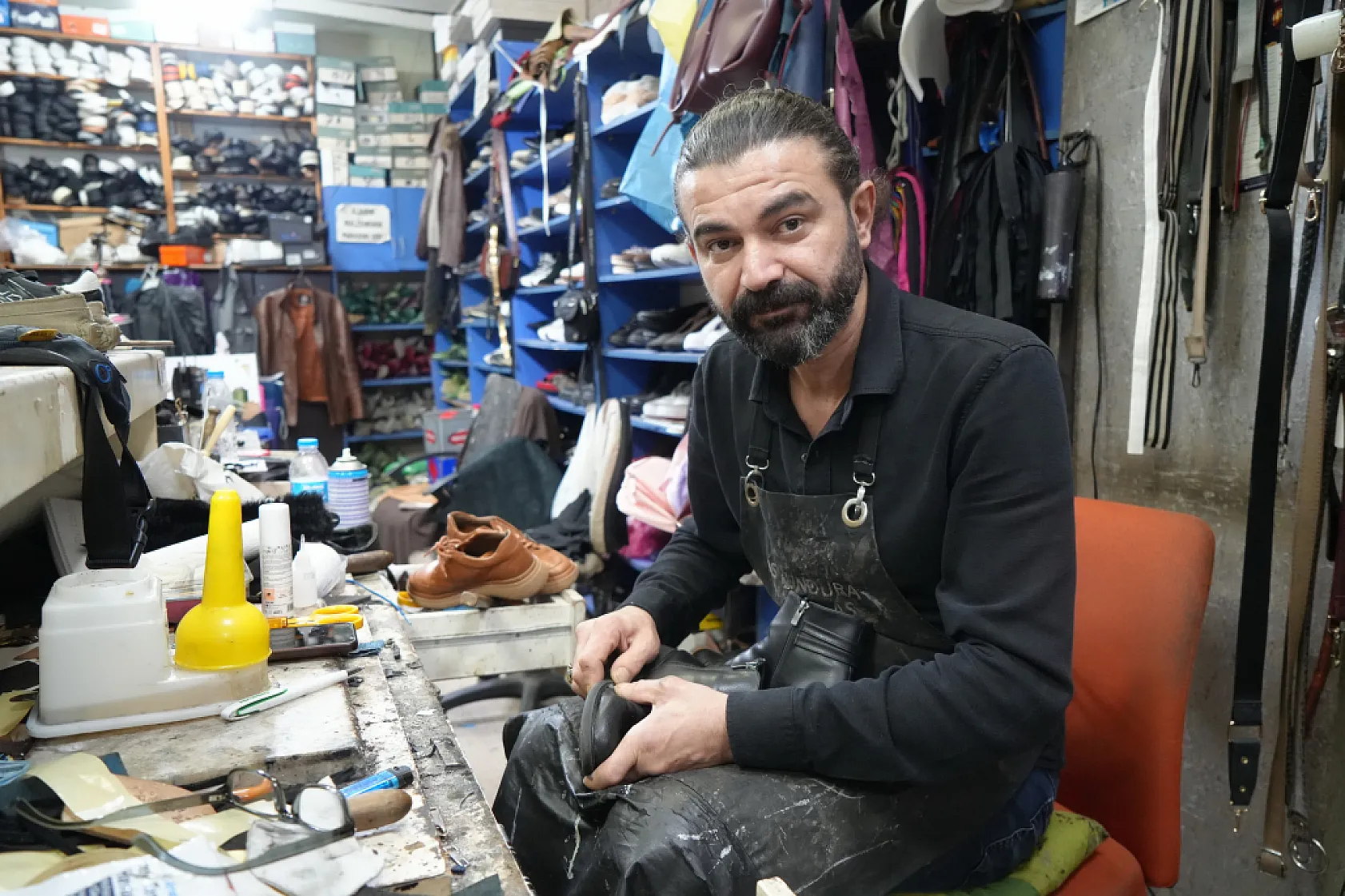Okul sezonu ve yağışlar ayakkabı tamircilerine hareketlilik getirdi