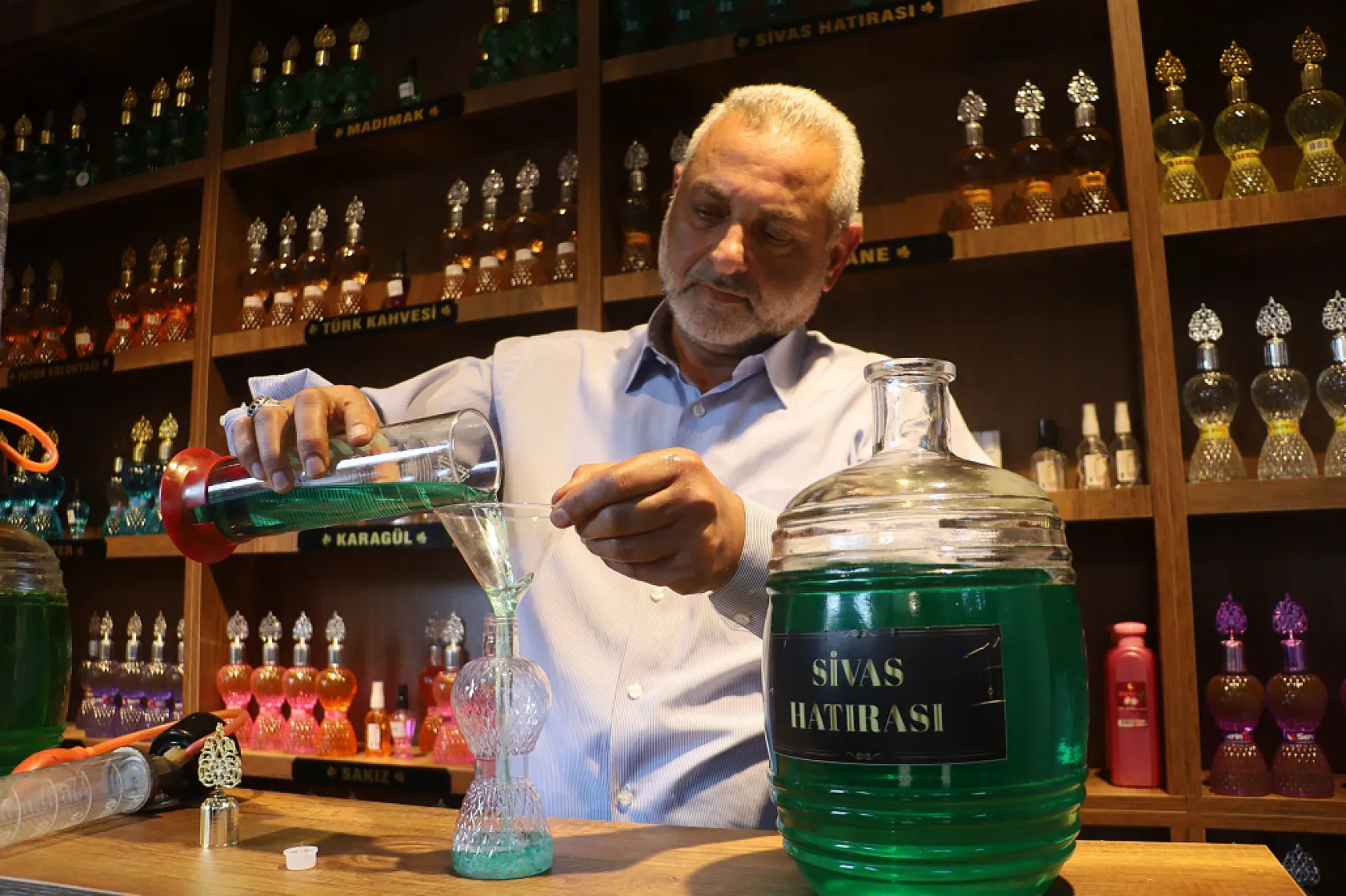 Eşinin önerisiyle başladı, Sivas'ın kokusunu kolonyaya dönüştürdü