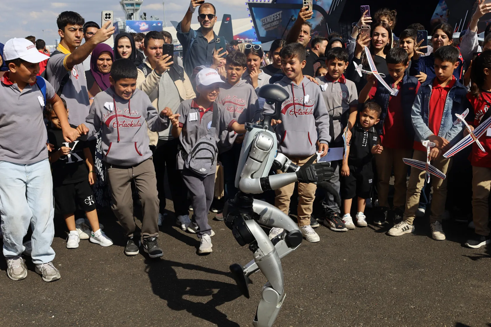TEKNOFEST Güneydoğu'da insansı robota yoğun ilgi