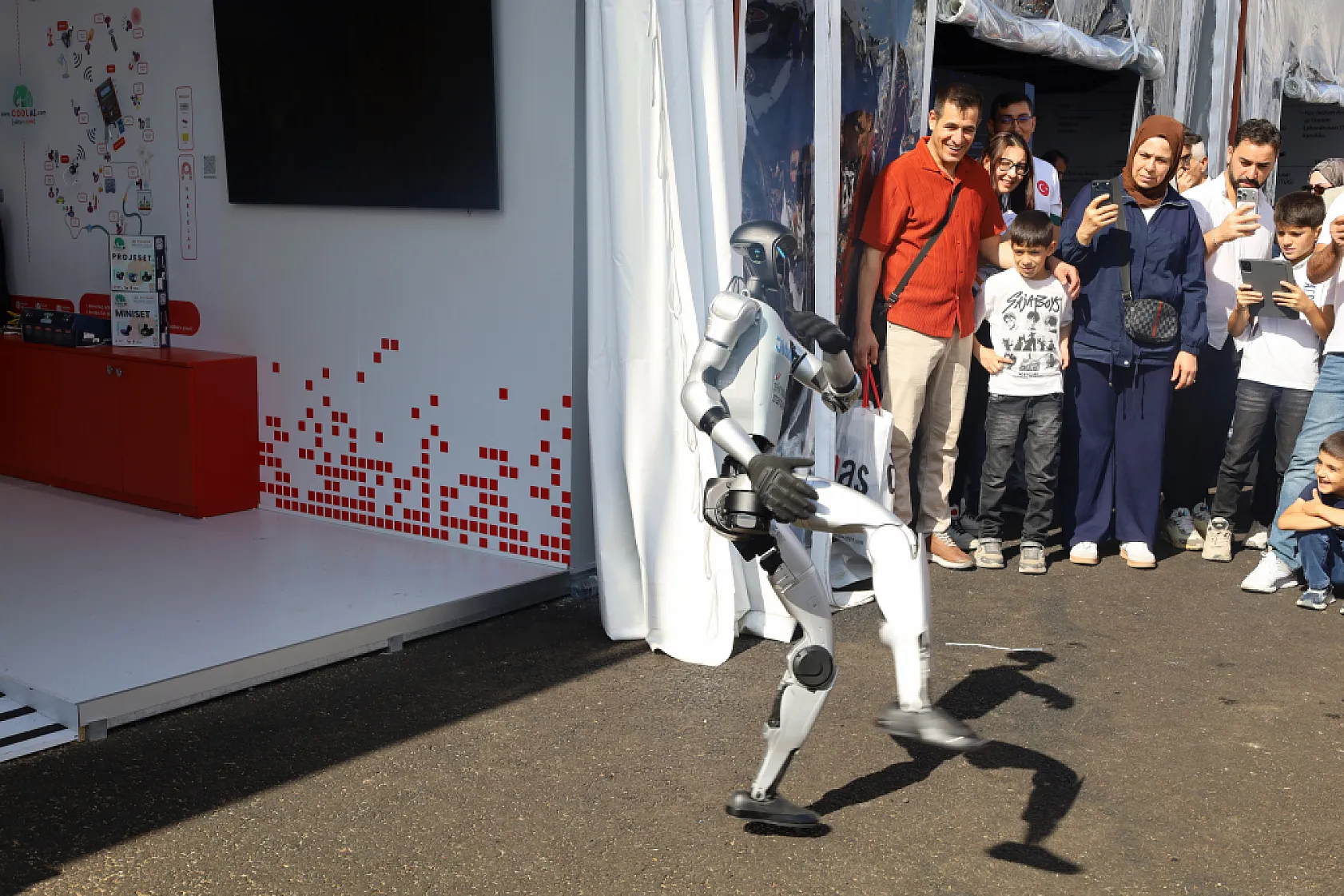 TEKNOFEST Güneydoğu'da insansı robota yoğun ilgi