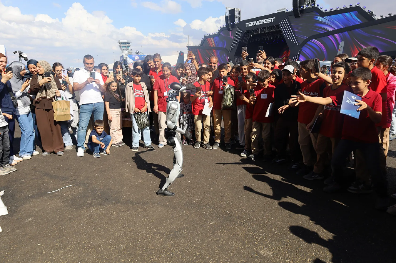 TEKNOFEST Güneydoğu'da insansı robota yoğun ilgi