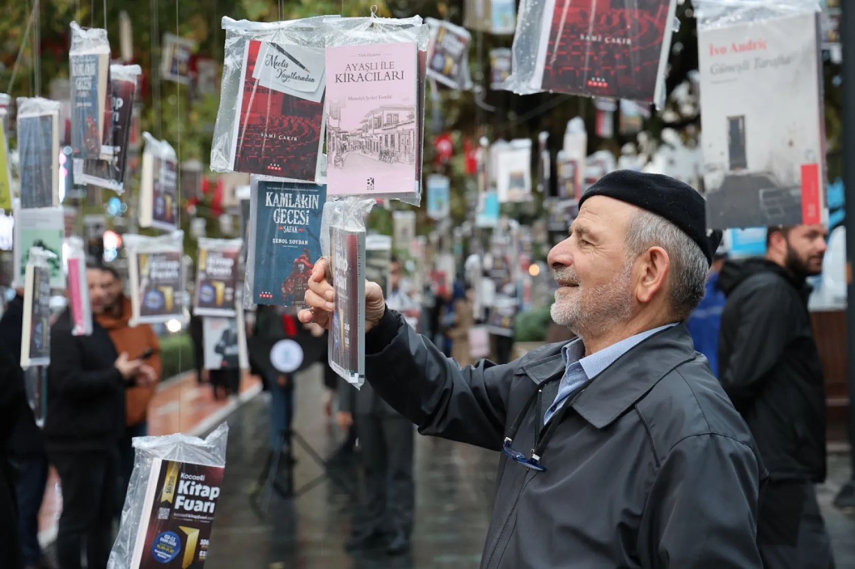 İzmit'te çınar ağaçları kitapla doldu