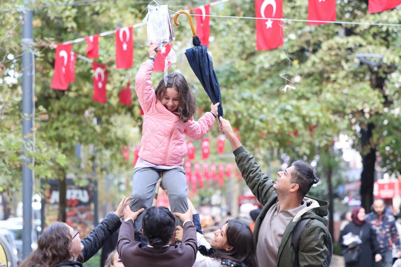 İzmit'te çınar ağaçları kitapla doldu