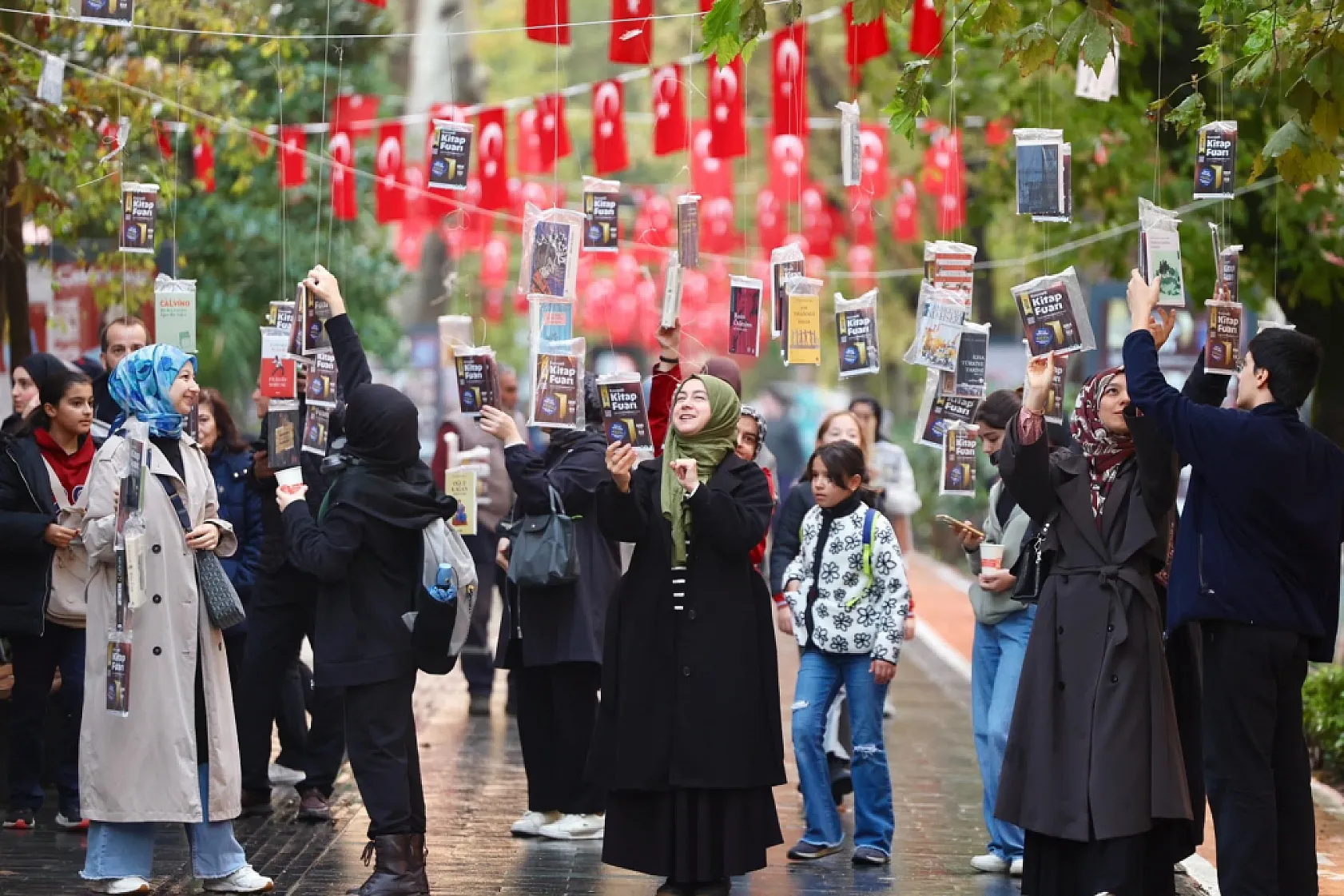 İzmit'te çınar ağaçları kitapla doldu