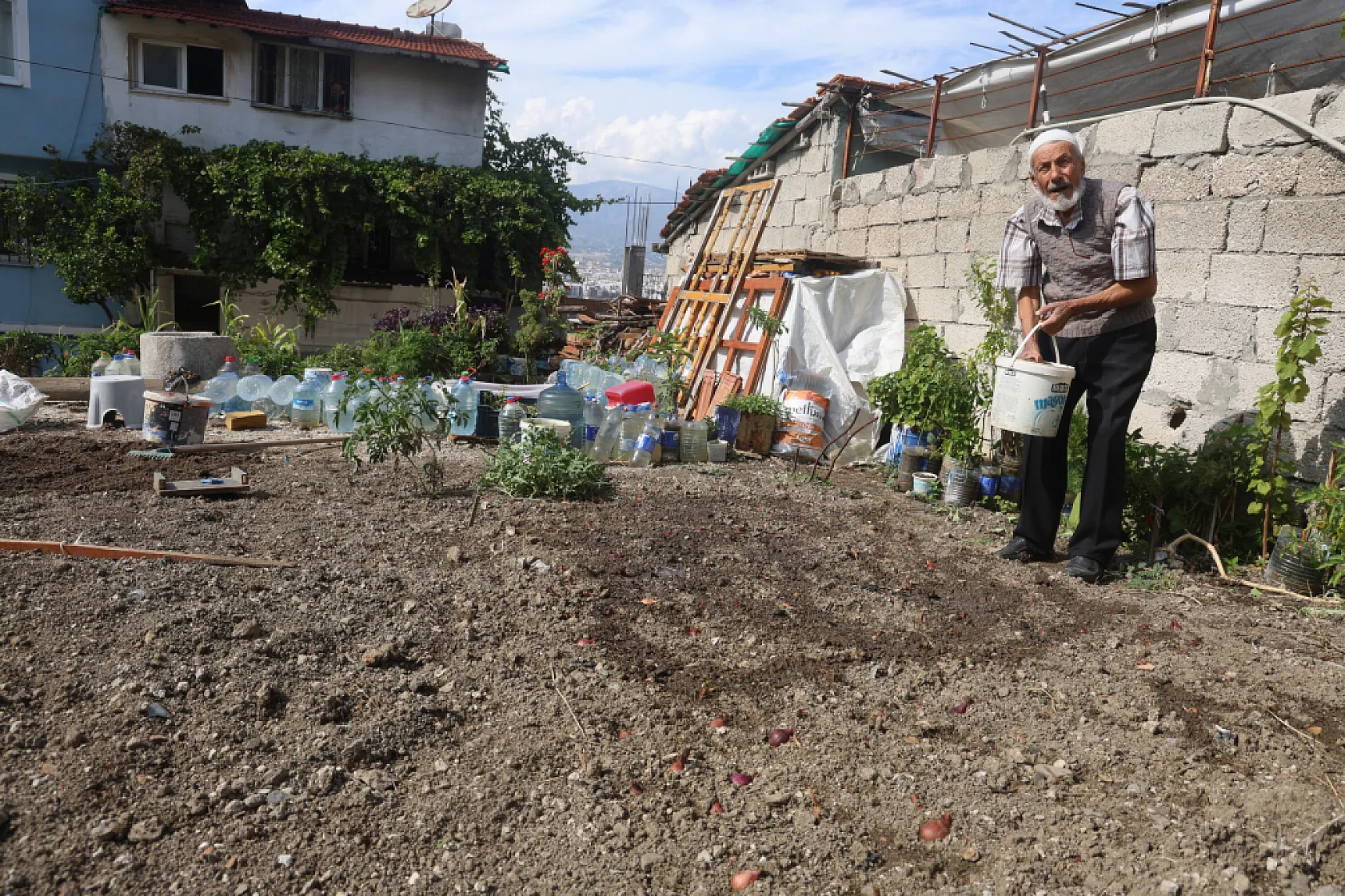 90 yaşında enkaz alanını bahçeye çevirdi, ürünlerini hayrına dağıtıyor