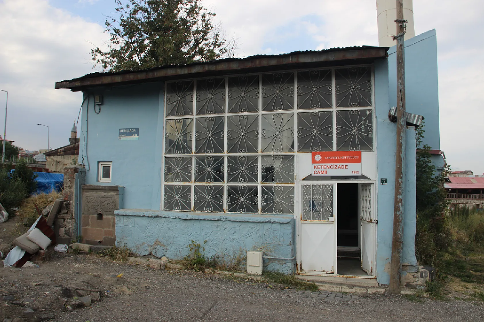 Evden bozma cami zamana direniyor
