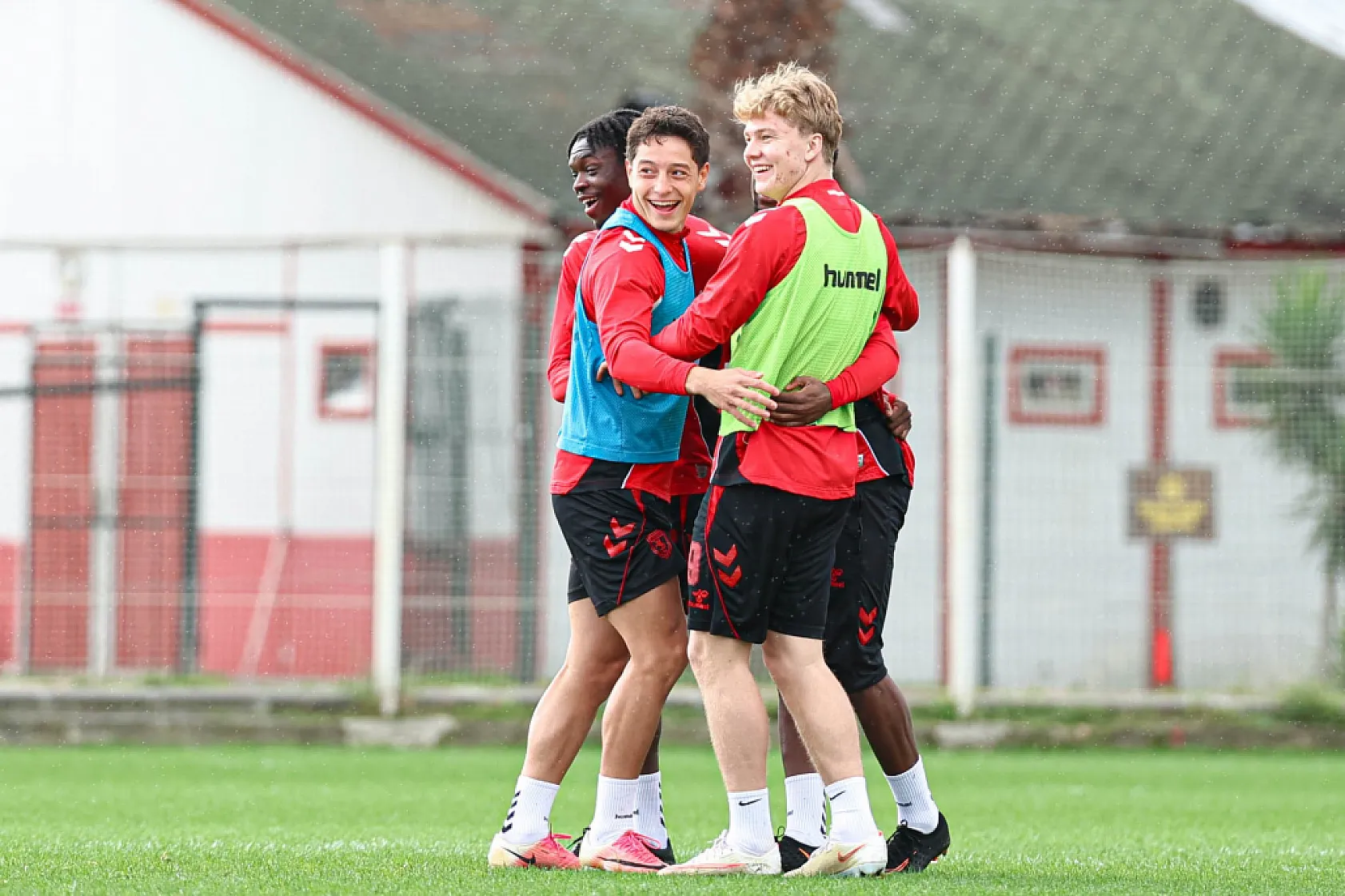 Samsunspor'da mağlubiyet serisine rağmen yüzler gülüyor! Bjelica yönetiminde Kasımpaşa mesaisi