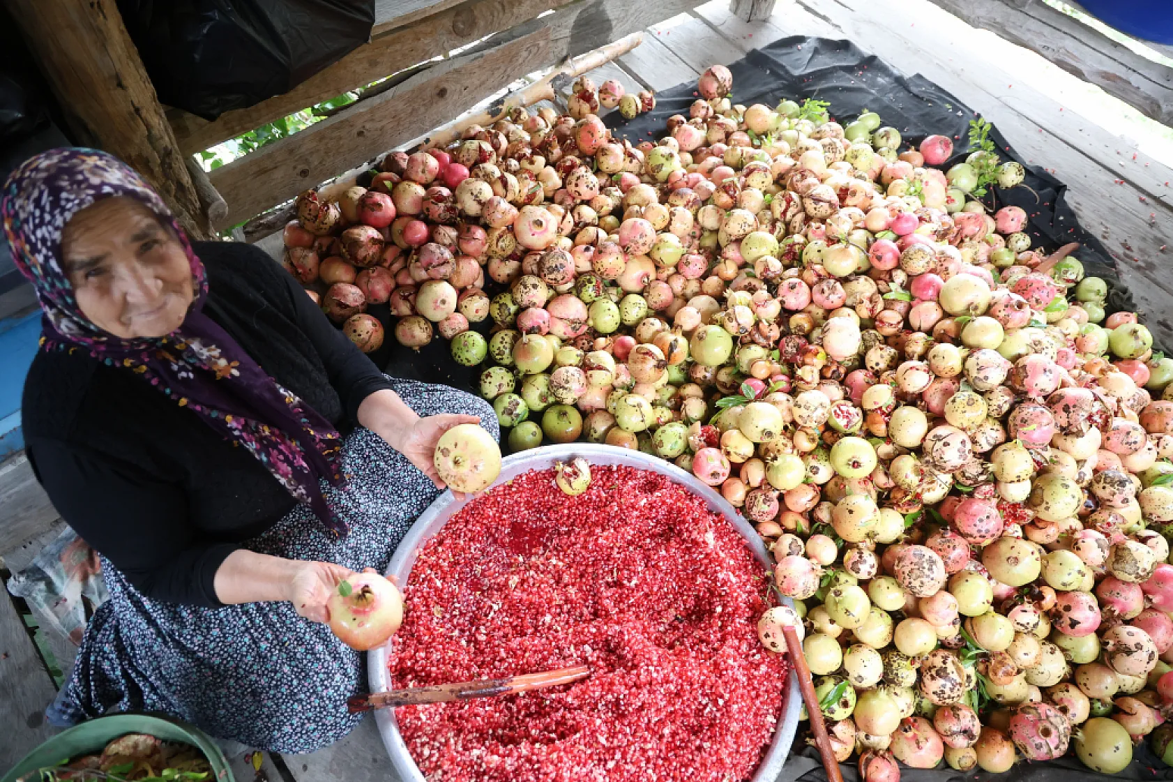 80 yaşındaki Yeter nine, geleneksel nar ekşisi üretimini sürdürüyor