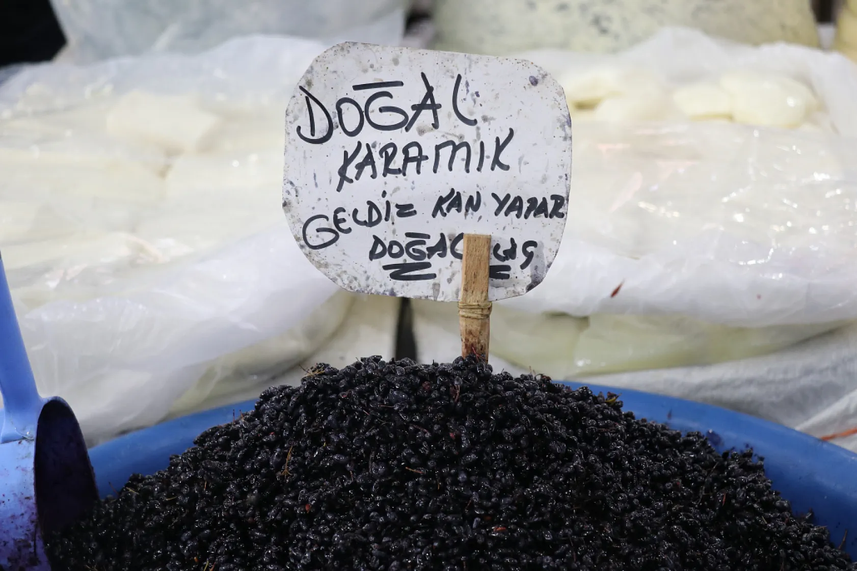 Sivas'ta dağlardan toplandı, tezgahlarda yerini aldı