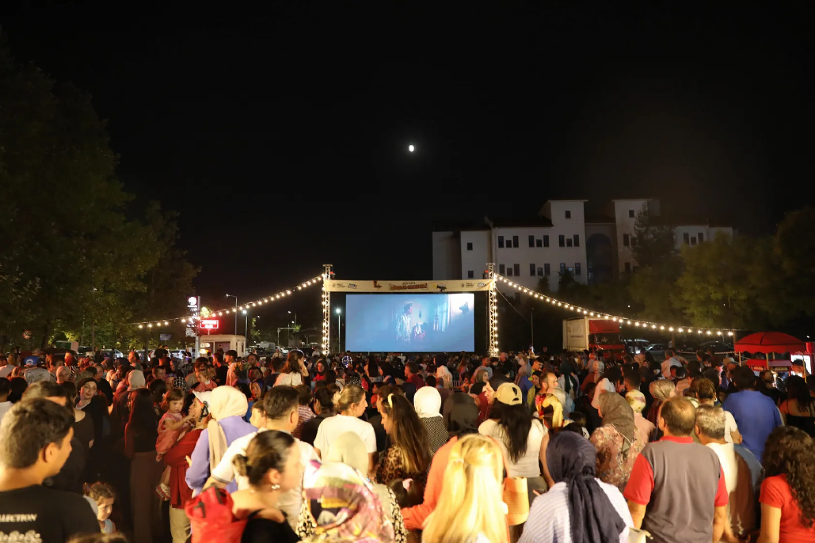 Büyükşehir'in açık hava sinema geceleri ile sinema keyfi 17 ilçeye taşındı