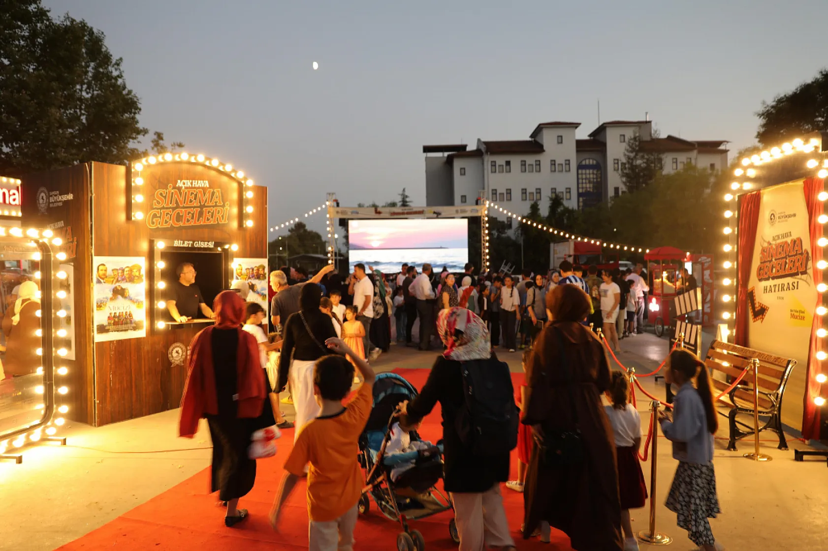Büyükşehir'in açık hava sinema geceleri ile sinema keyfi 17 ilçeye taşındı