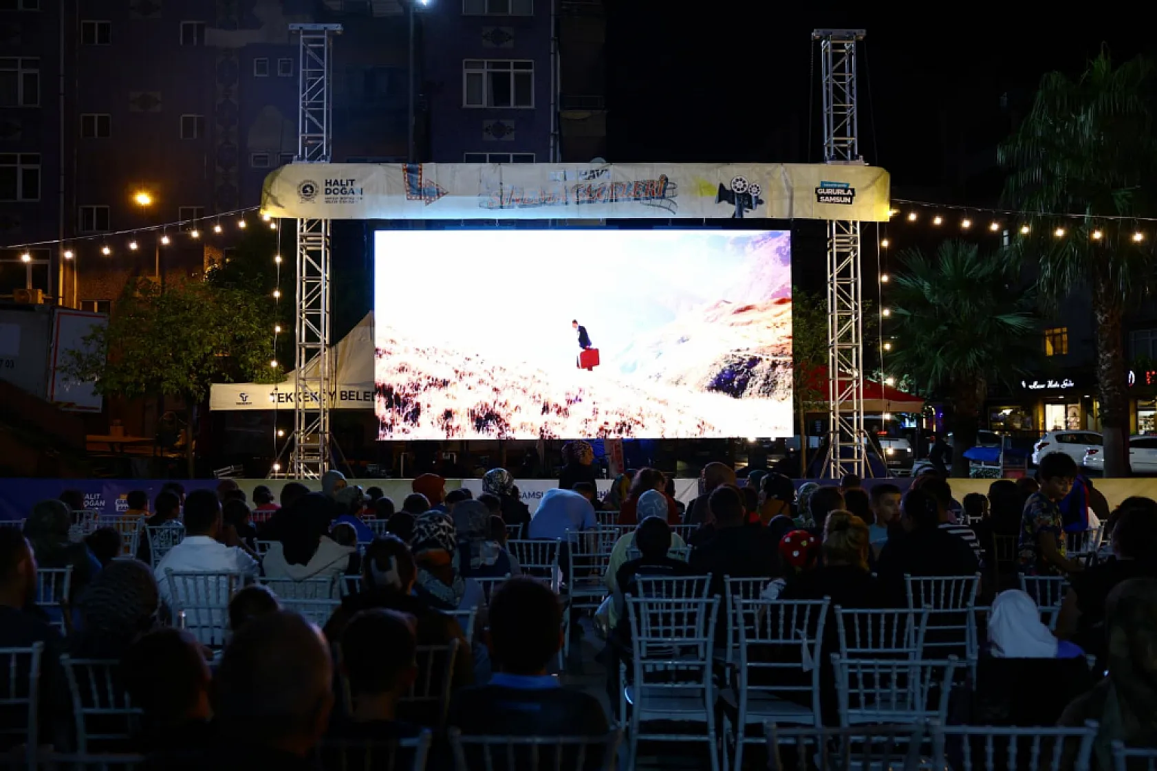 Büyükşehir'in açık hava sinema geceleri ile sinema keyfi 17 ilçeye taşındı