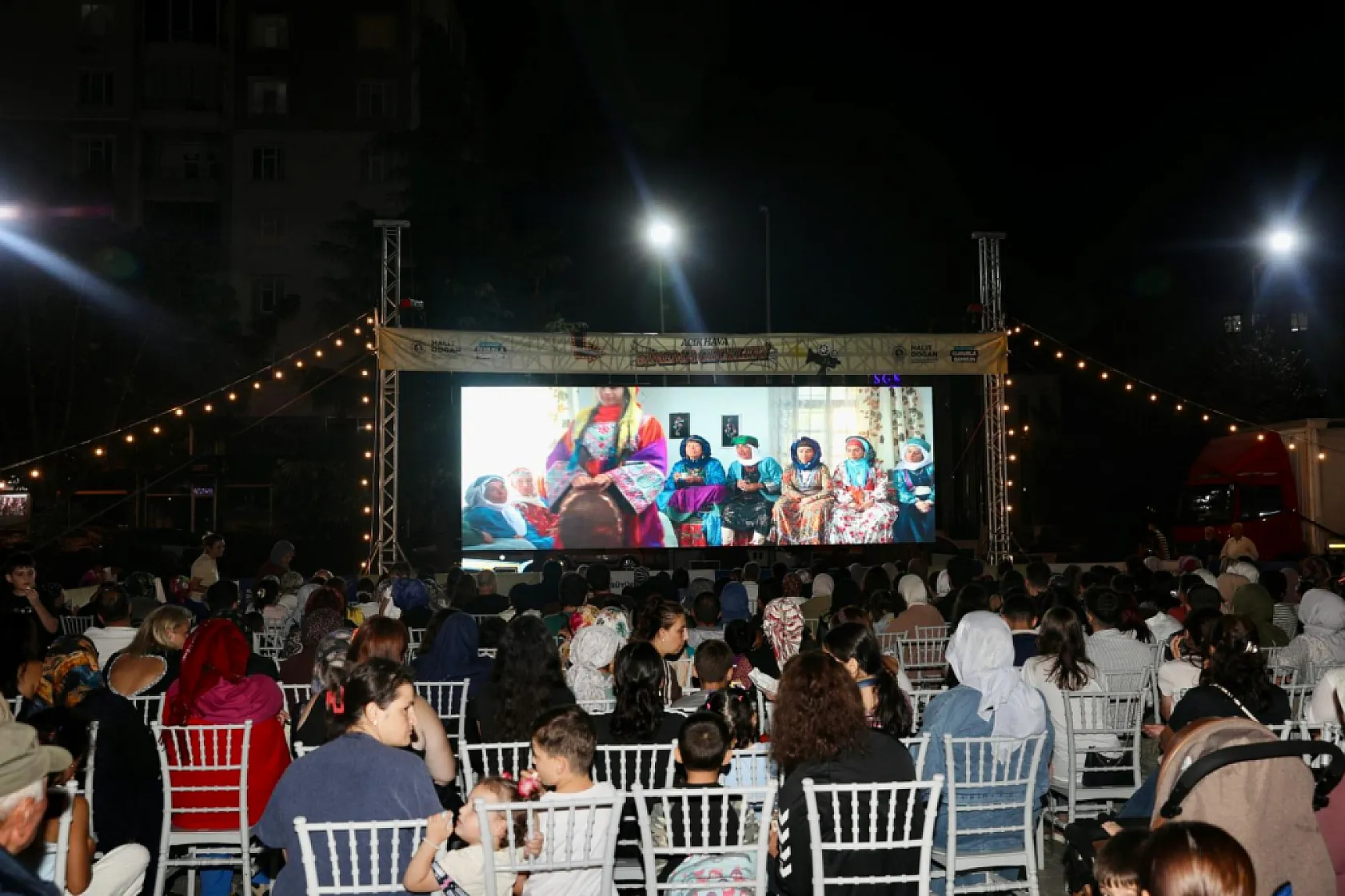 Büyükşehir'in açık hava sinema geceleri ile sinema keyfi 17 ilçeye taşındı
