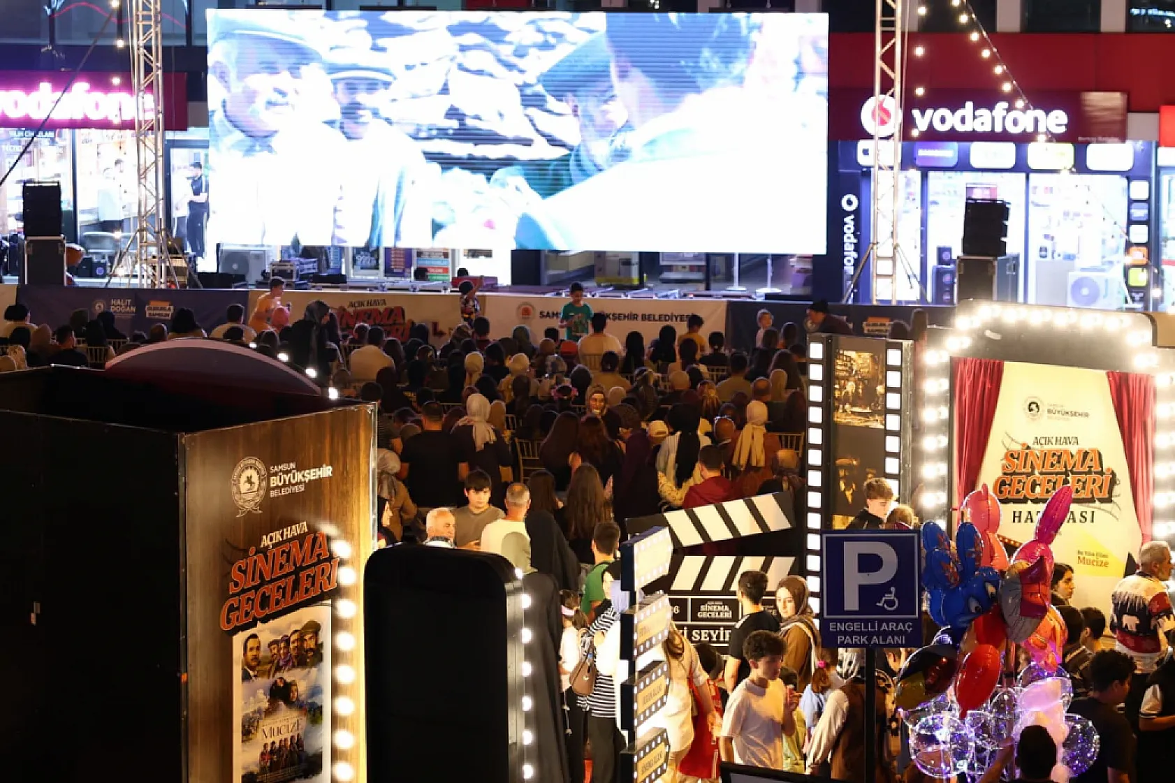 Büyükşehir'in açık hava sinema geceleri ile sinema keyfi 17 ilçeye taşındı