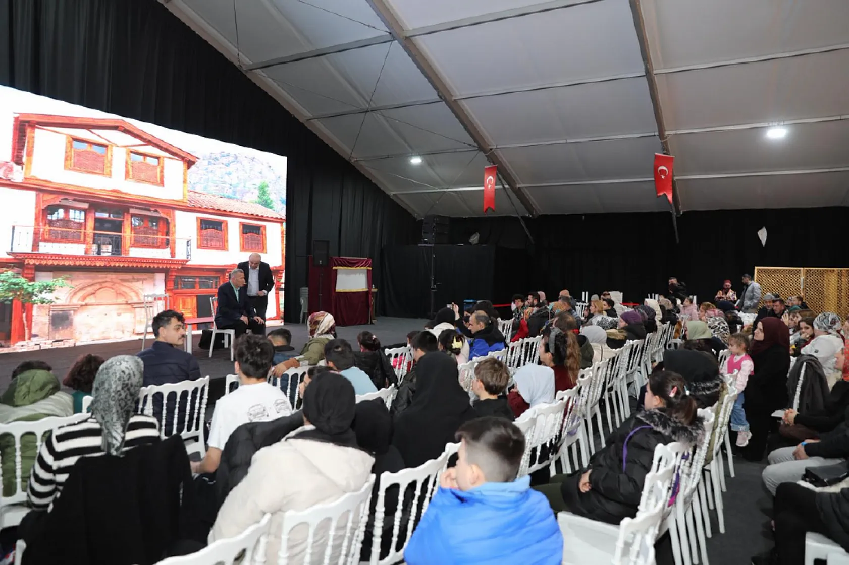 Büyükşehir'in bayram sokağı yoğun ilgi görüyor