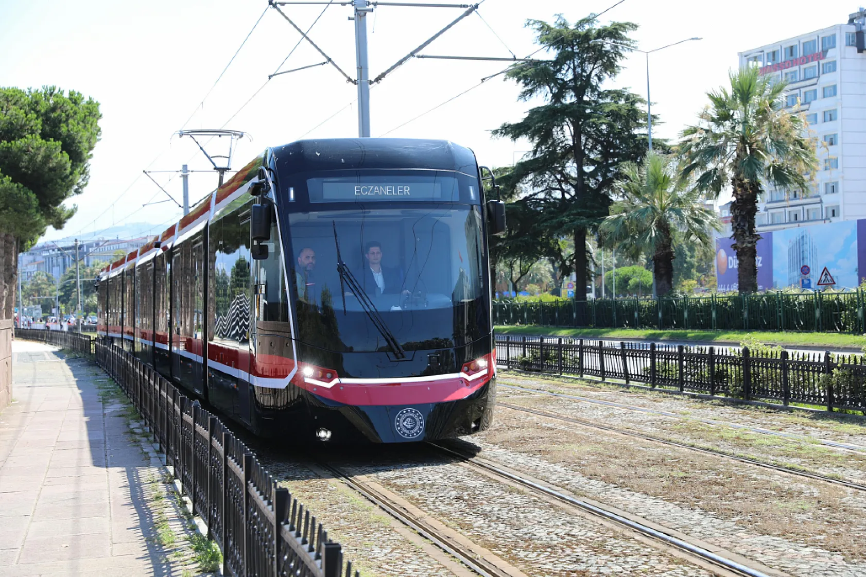 Yolcu taşımaya başlayan yeni tramvaylar göz doldurdu!