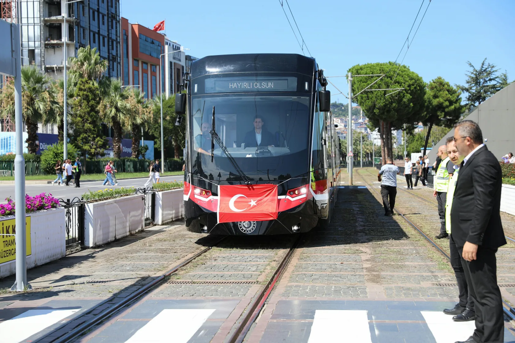 Yolcu taşımaya başlayan yeni tramvaylar göz doldurdu!
