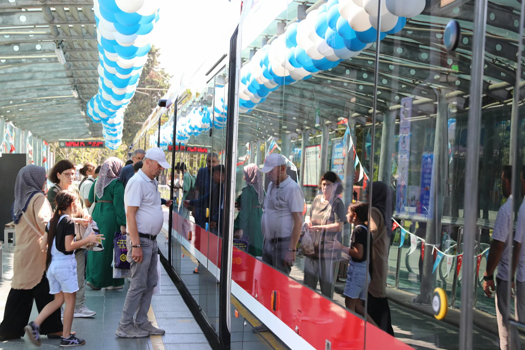 Yolcu taşımaya başlayan yeni tramvaylar göz doldurdu!