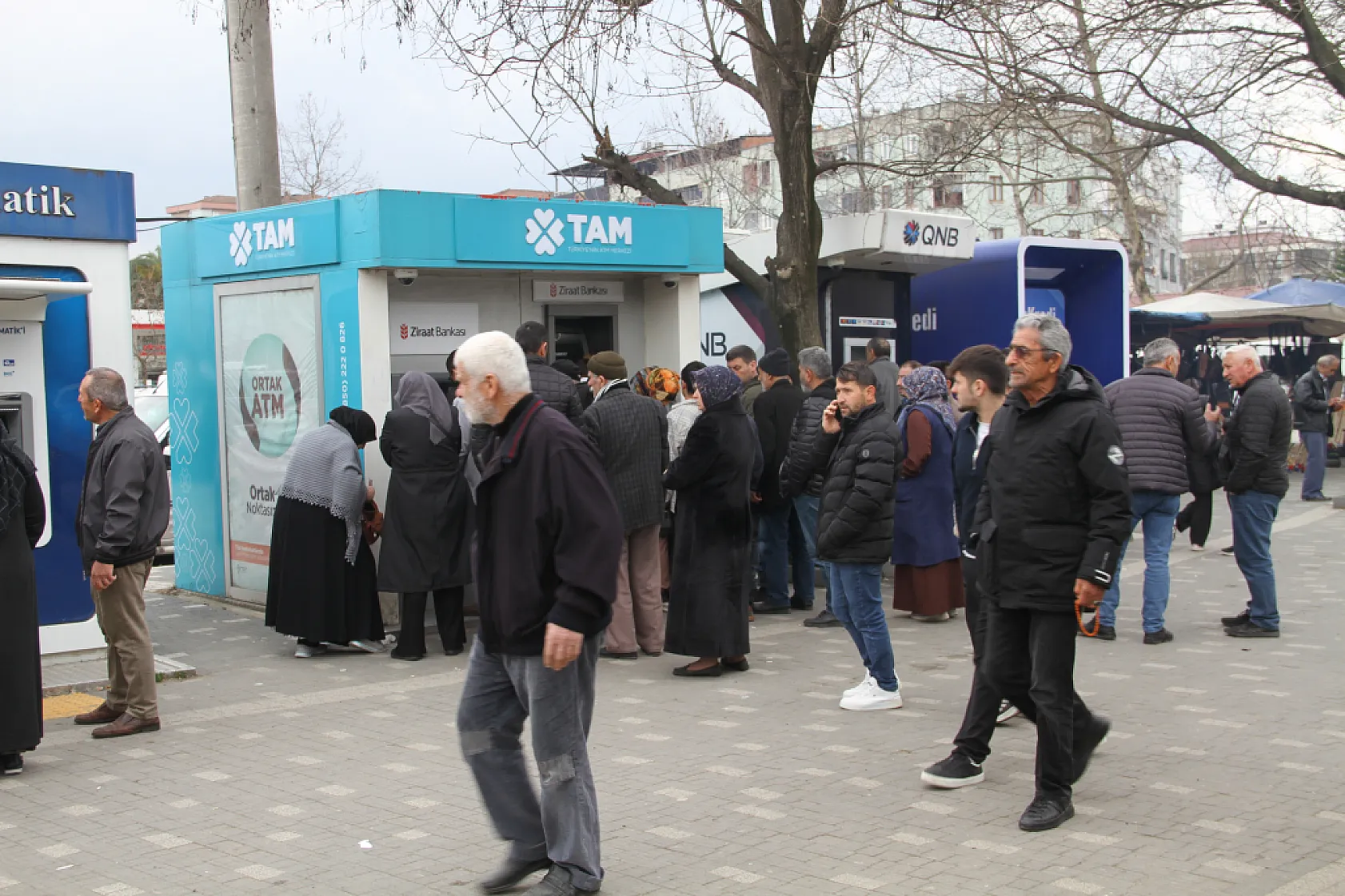 Çarşamba'da ikramiye yoğunluğu: ATM'lerde uzun kuyruklar oluştu
