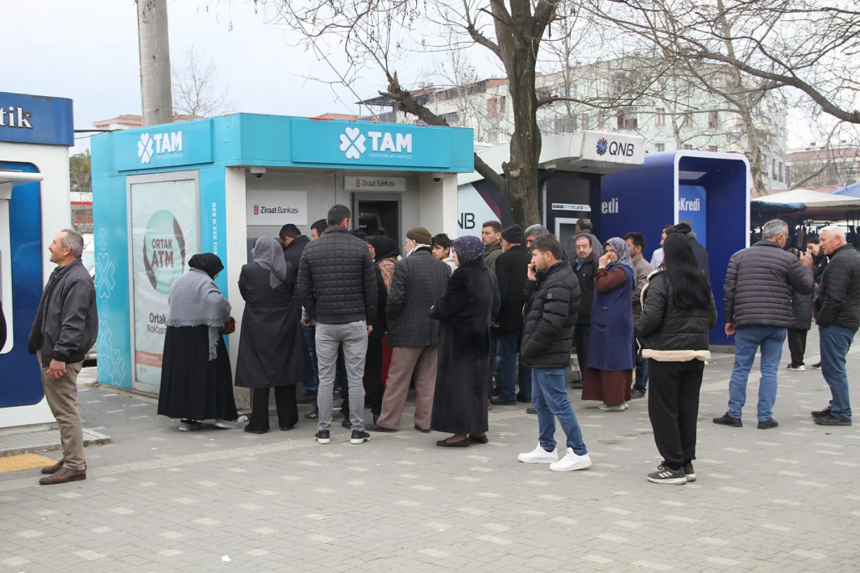 Çarşamba'da ikramiye yoğunluğu: ATM'lerde uzun kuyruklar oluştu