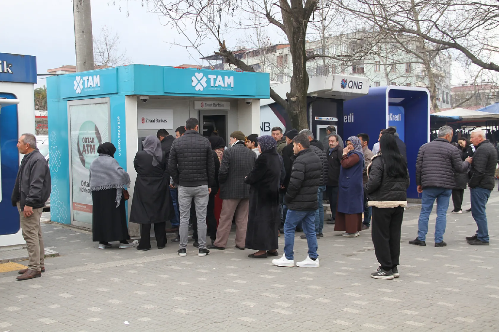Çarşamba'da ikramiye yoğunluğu: ATM'lerde uzun kuyruklar oluştu