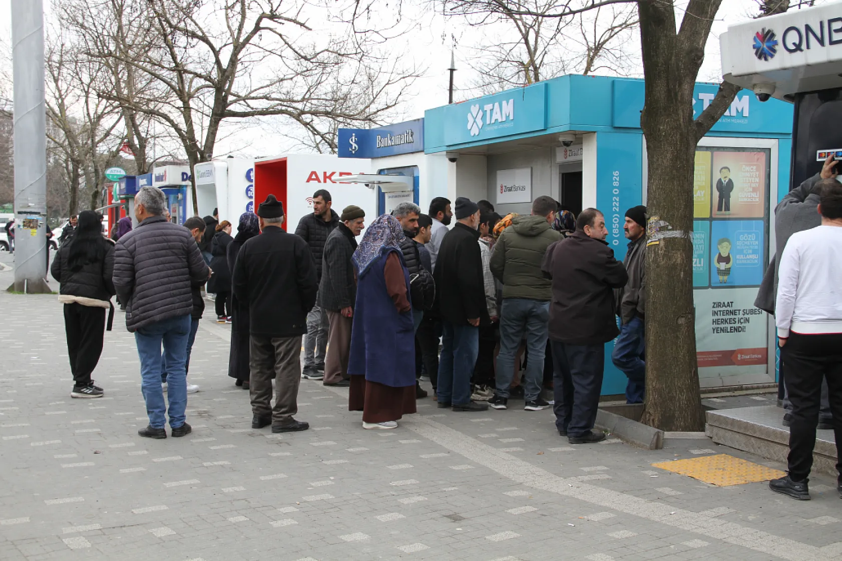 Çarşamba'da ikramiye yoğunluğu: ATM'lerde uzun kuyruklar oluştu