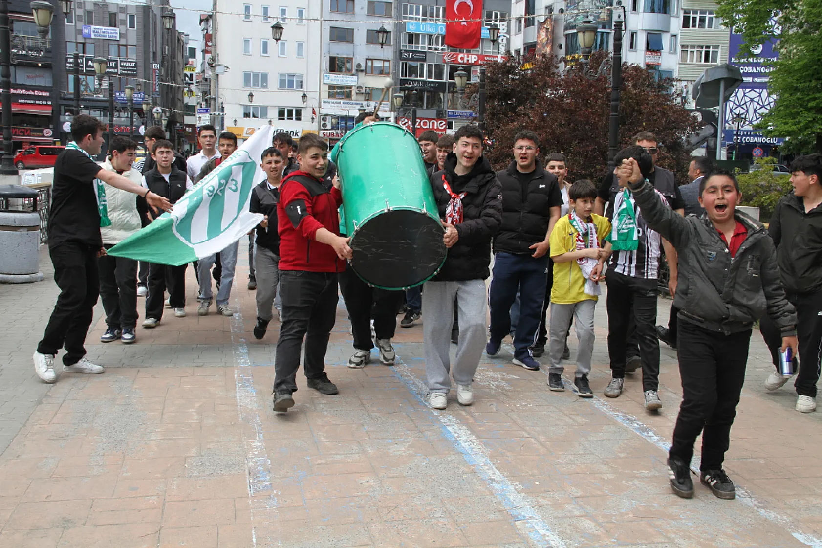 Çarşamba'nın gençleri sokaklara döküldü