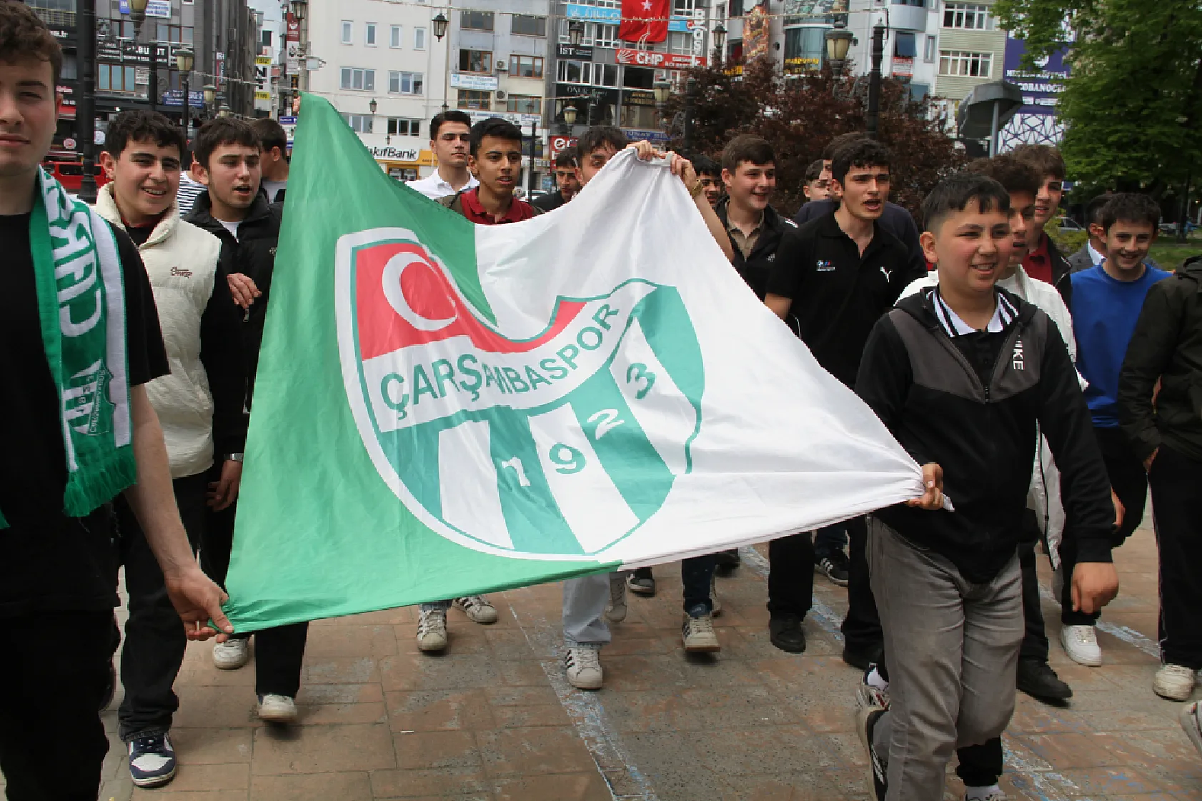 Çarşamba'nın gençleri sokaklara döküldü