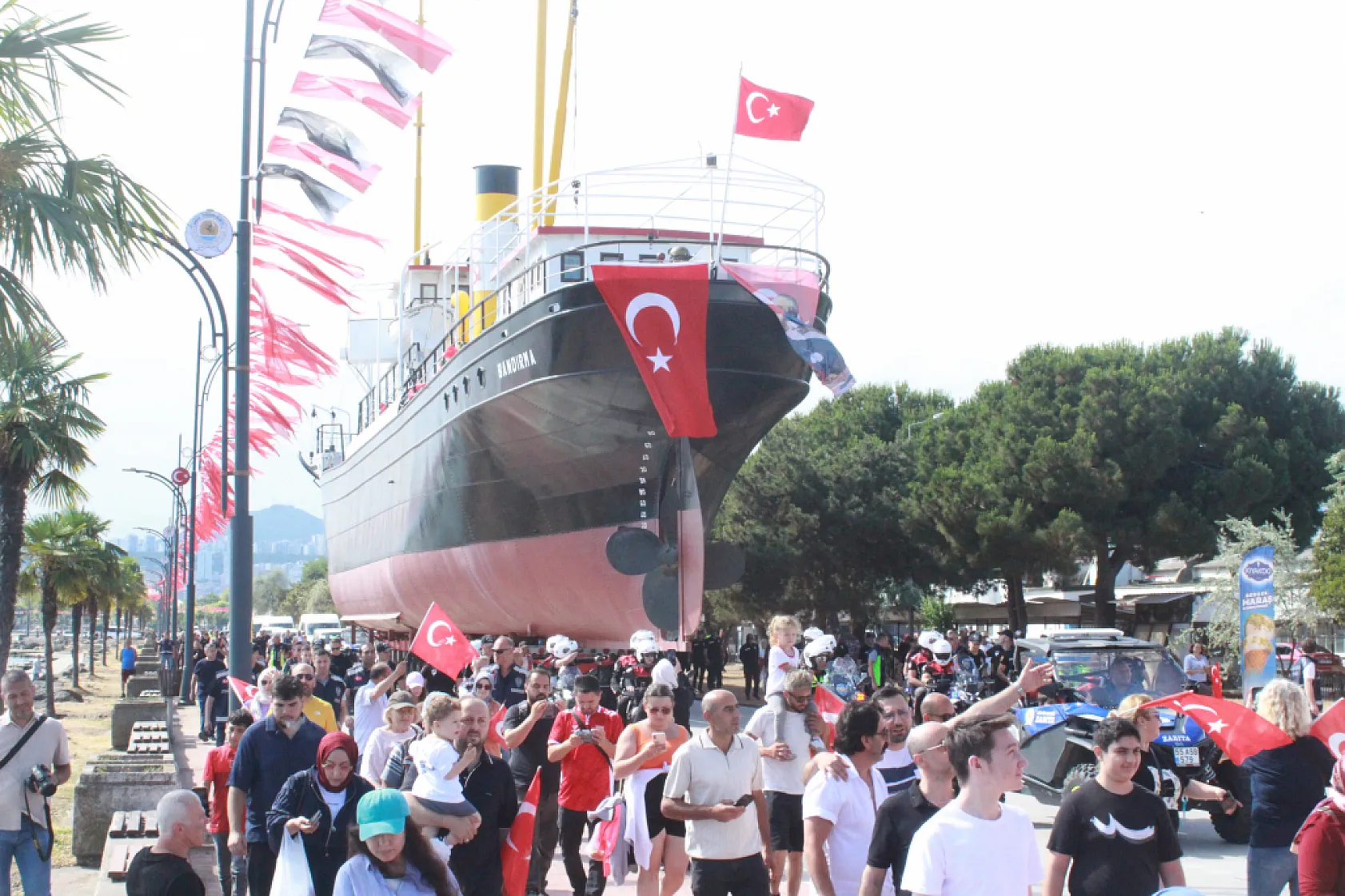 Bandırma Vapuru artık Tütün İskelesi'nin yanında