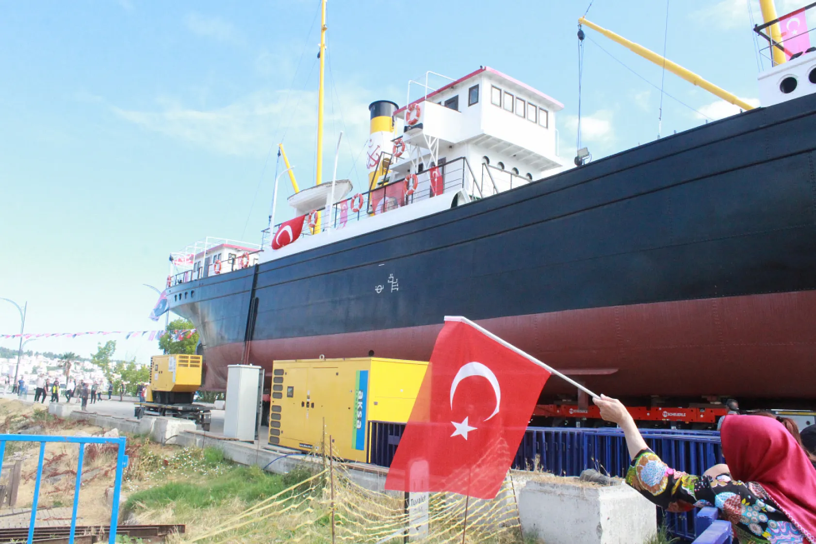 Bandırma Vapuru artık Tütün İskelesi'nin yanında