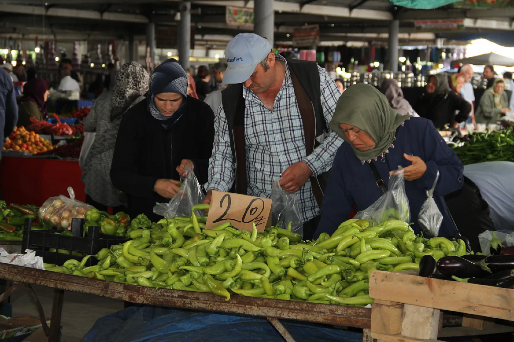 Çarşamba pazarında fiyatlar vatandaşı ikiye böldü