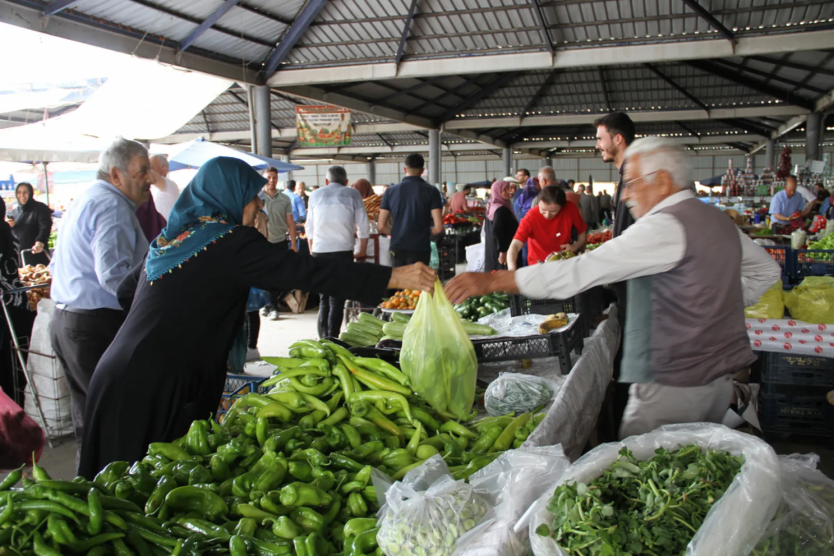 Çarşamba pazarında fiyatlar vatandaşı ikiye böldü