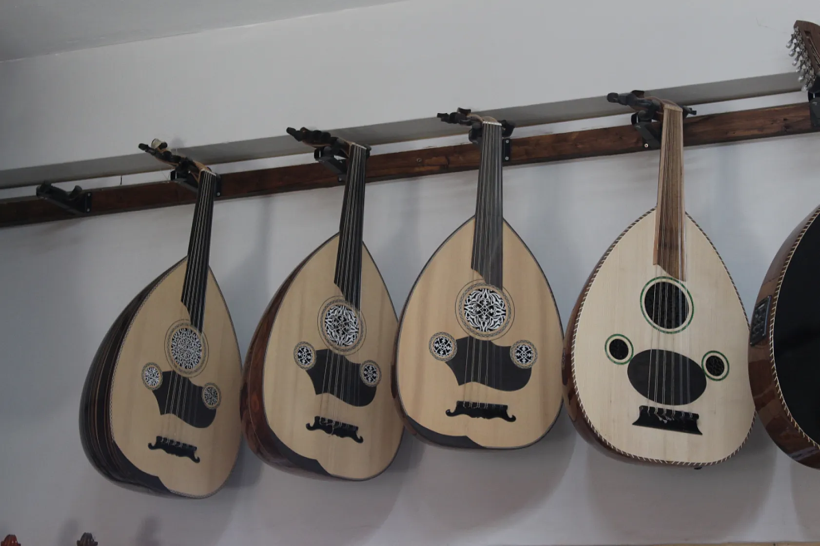 Dededen toruna uzanan müzik mirasını bağlamayla yaşatıyor