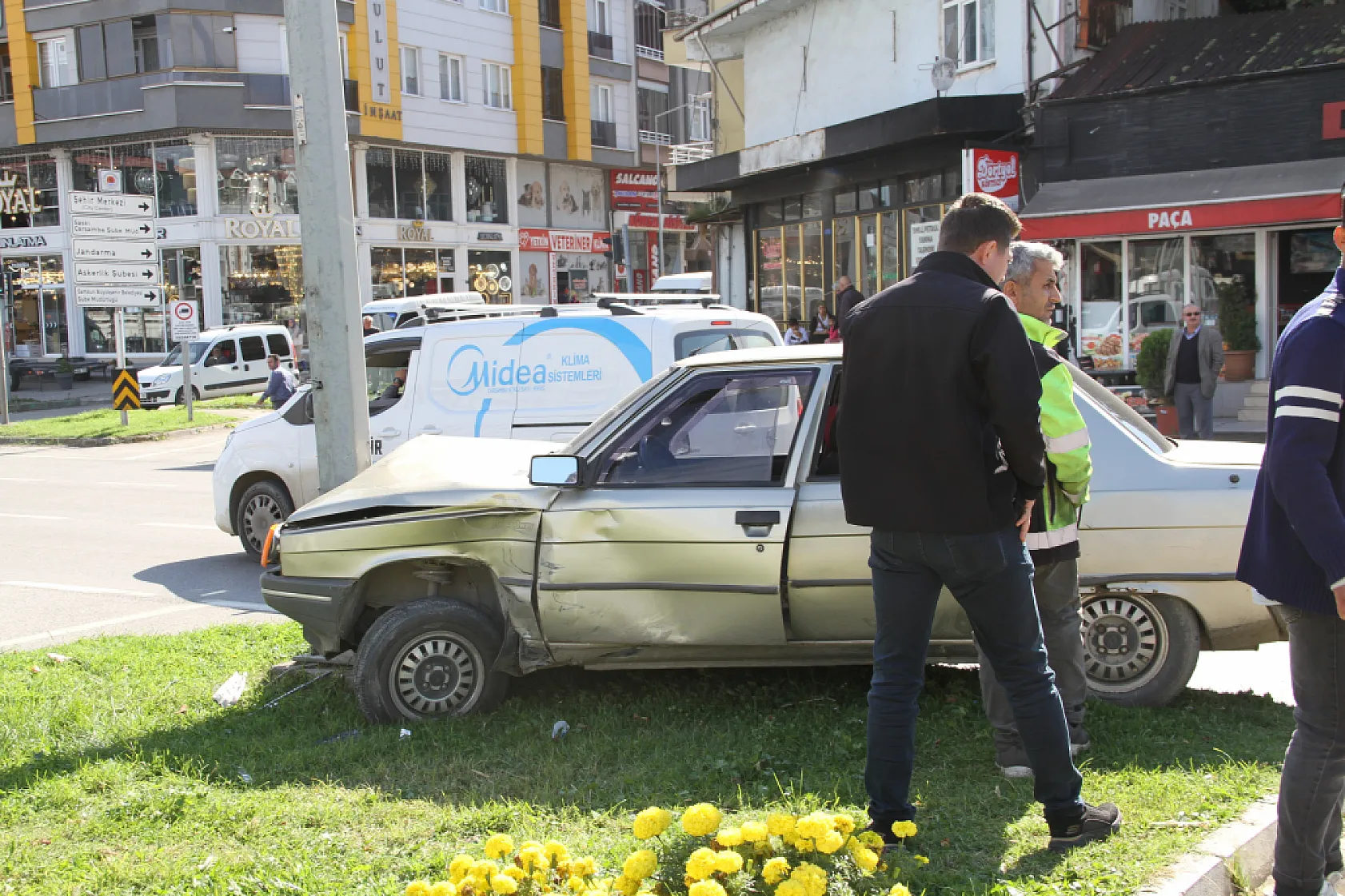 Direksiyon hakimiyetini kaybetti, elektrik direğine çarparak durabildi