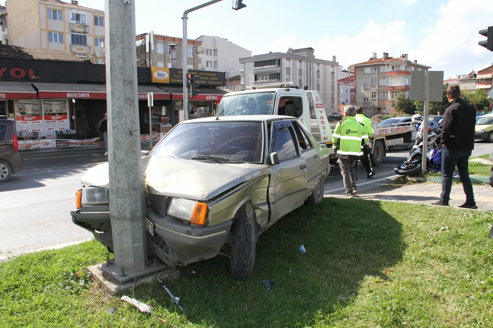 Direksiyon hakimiyetini kaybetti, elektrik direğine çarparak durabildi