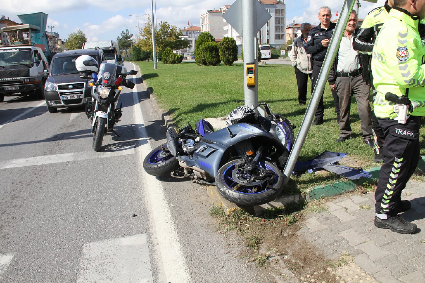 Direksiyon hakimiyetini kaybetti, elektrik direğine çarparak durabildi
