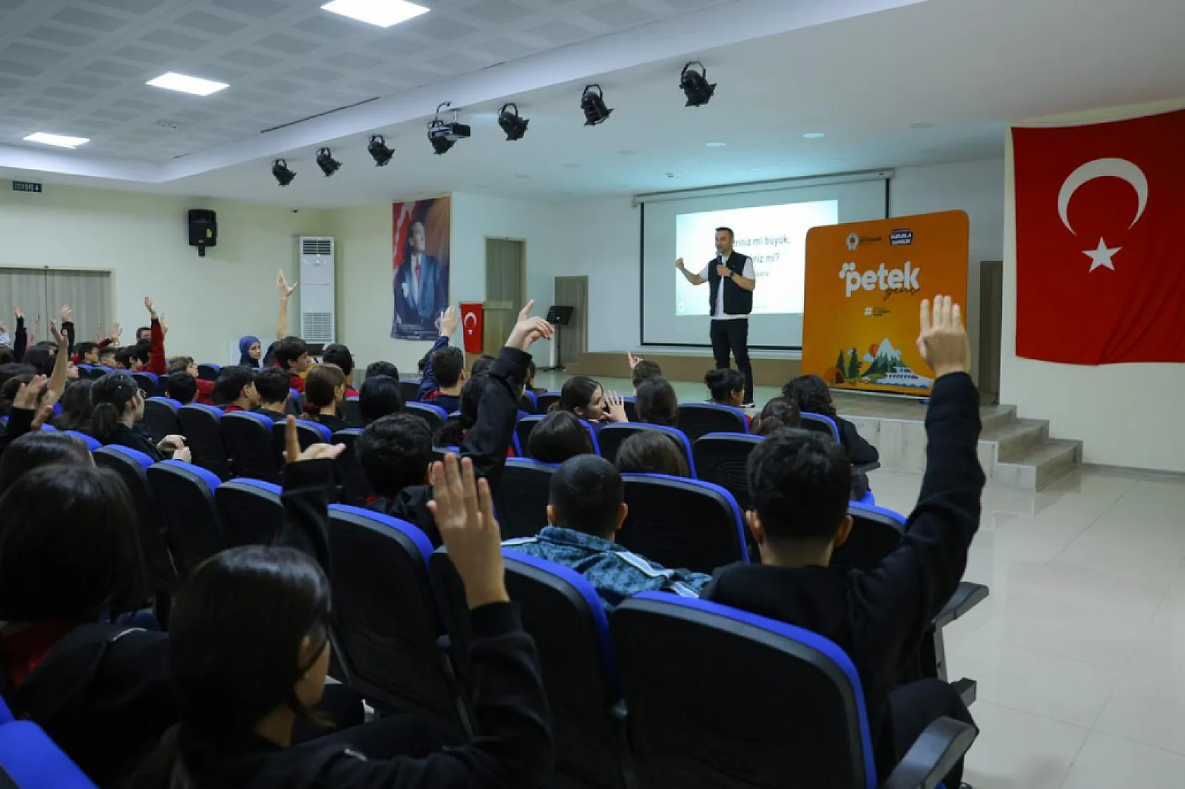 Petek Genç Lgs Yolculuğu Ve Petek Genç Kariyer Buluşmaları programları Başladı