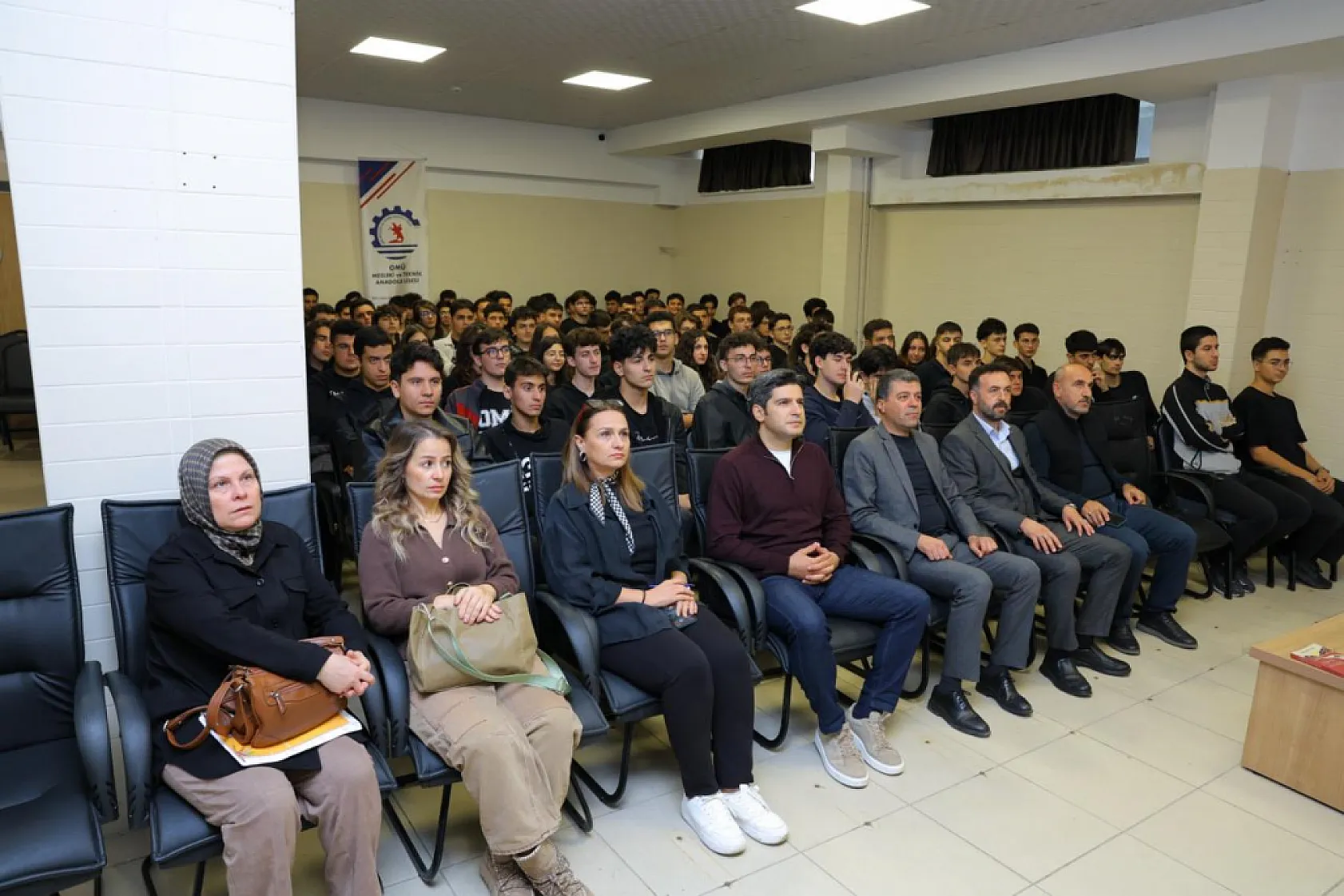 Petek Genç Lgs Yolculuğu Ve Petek Genç Kariyer Buluşmaları programları Başladı