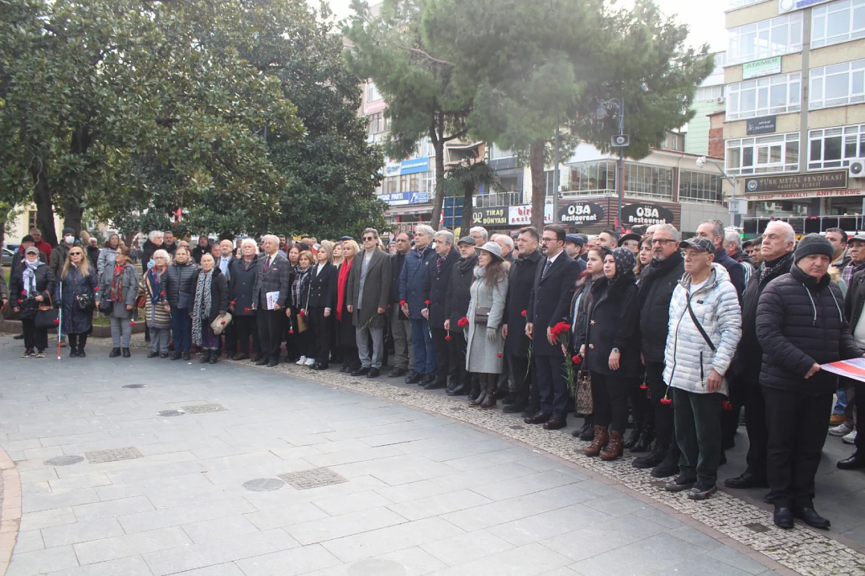 Samsun'da Atatürk Anıtına karanfiller bırakıldı
