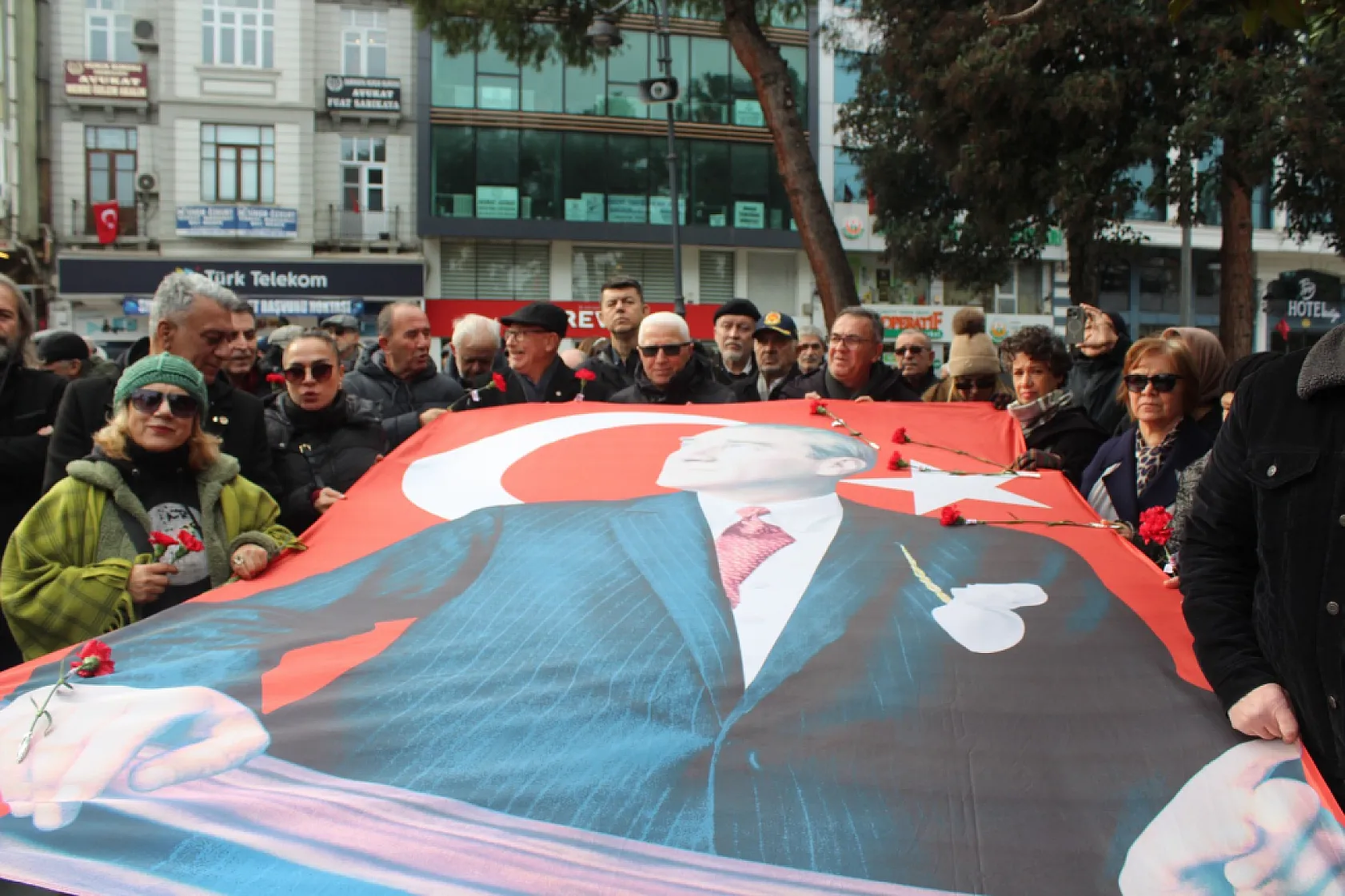 Samsun'da Atatürk Anıtına karanfiller bırakıldı