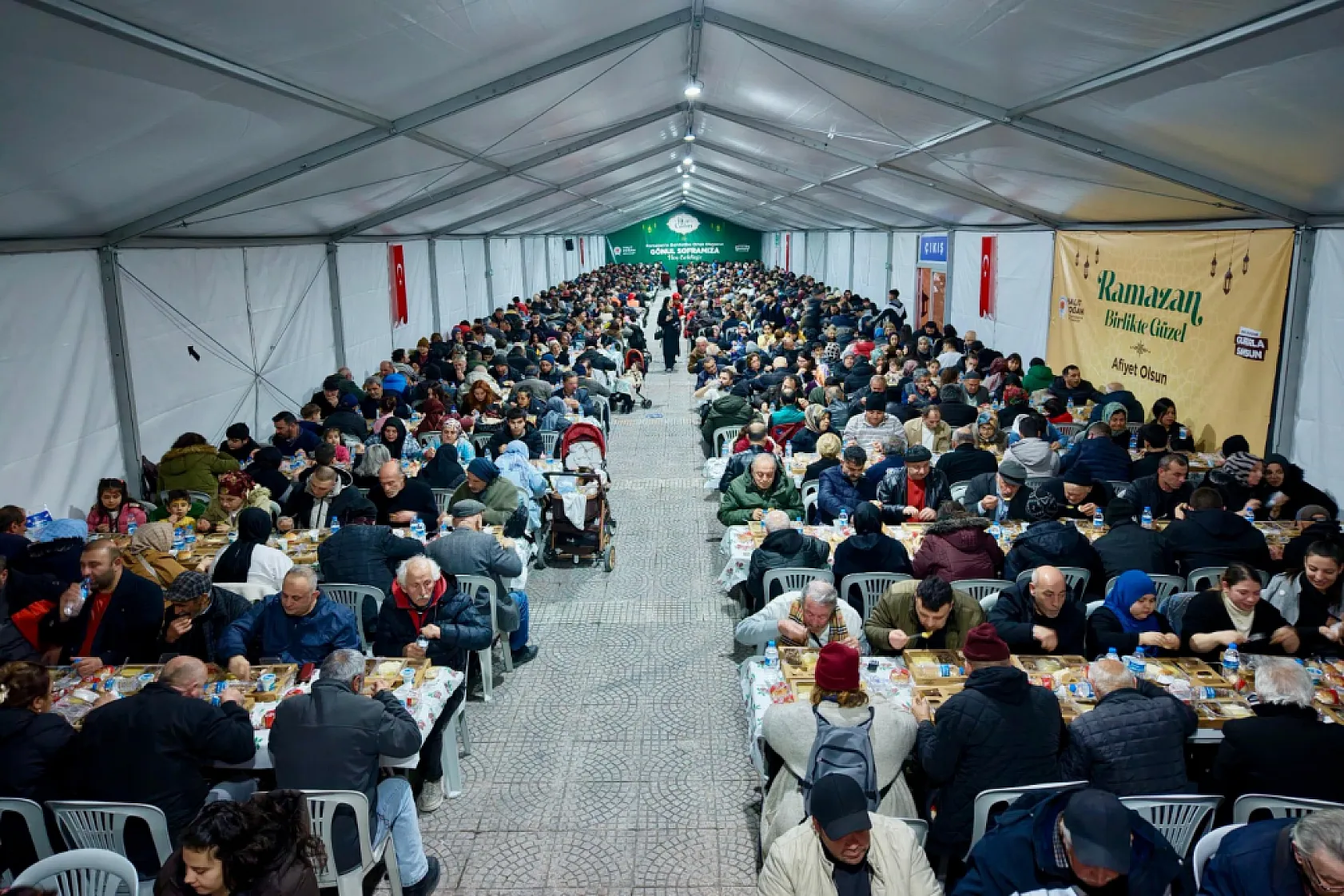 Samsun Büyükşehir Belediyesi binlerce kişiyi iftar sofralarında buluşturuyor