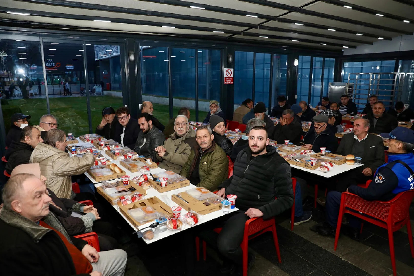 Samsun Büyükşehir Belediyesi binlerce kişiyi iftar sofralarında buluşturuyor