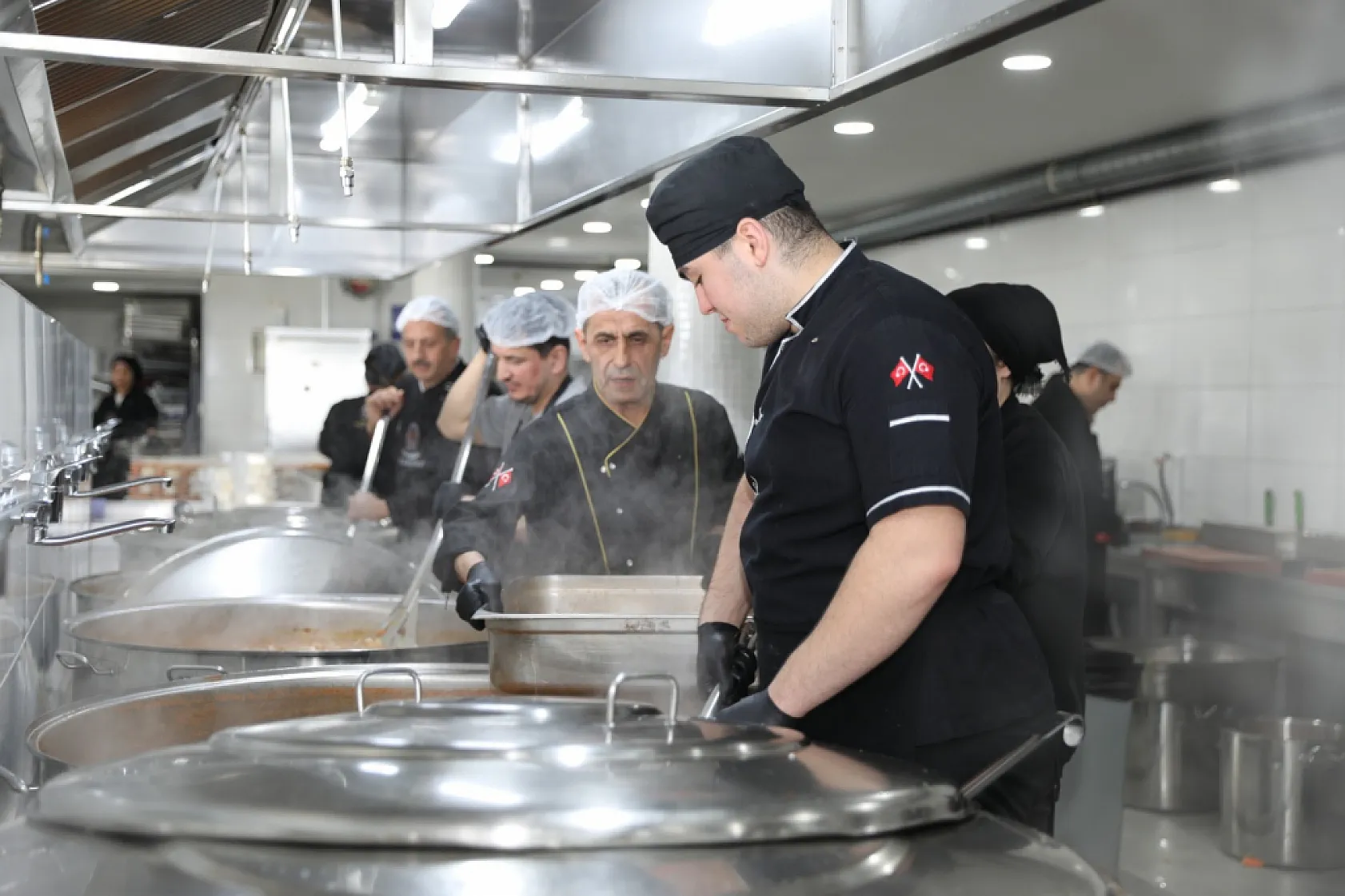 Samsun Büyükşehir Belediyesi binlerce kişiyi iftar sofralarında buluşturuyor
