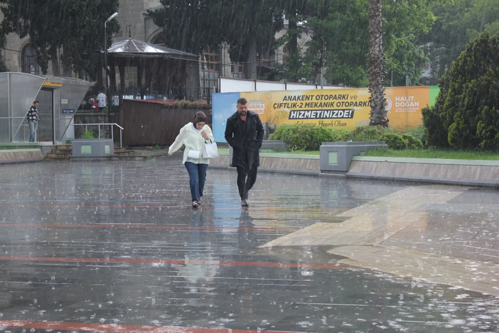Meteoroloji uyarmıştı: Samsun'da beklenen kuvvetli sağanak bastırdı