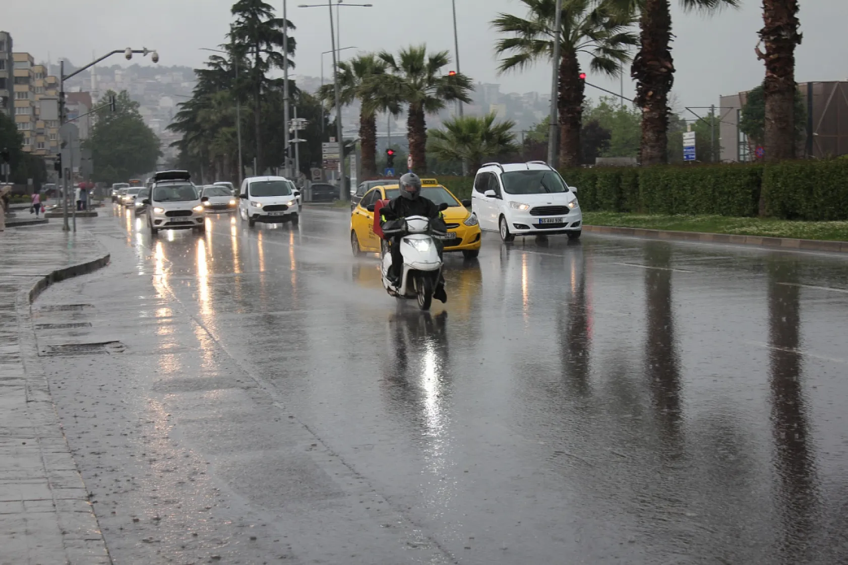Meteoroloji uyarmıştı: Samsun'da beklenen kuvvetli sağanak bastırdı