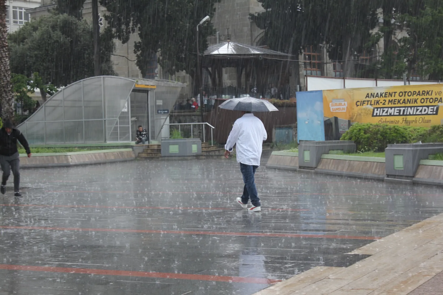 Meteoroloji uyarmıştı: Samsun'da beklenen kuvvetli sağanak bastırdı