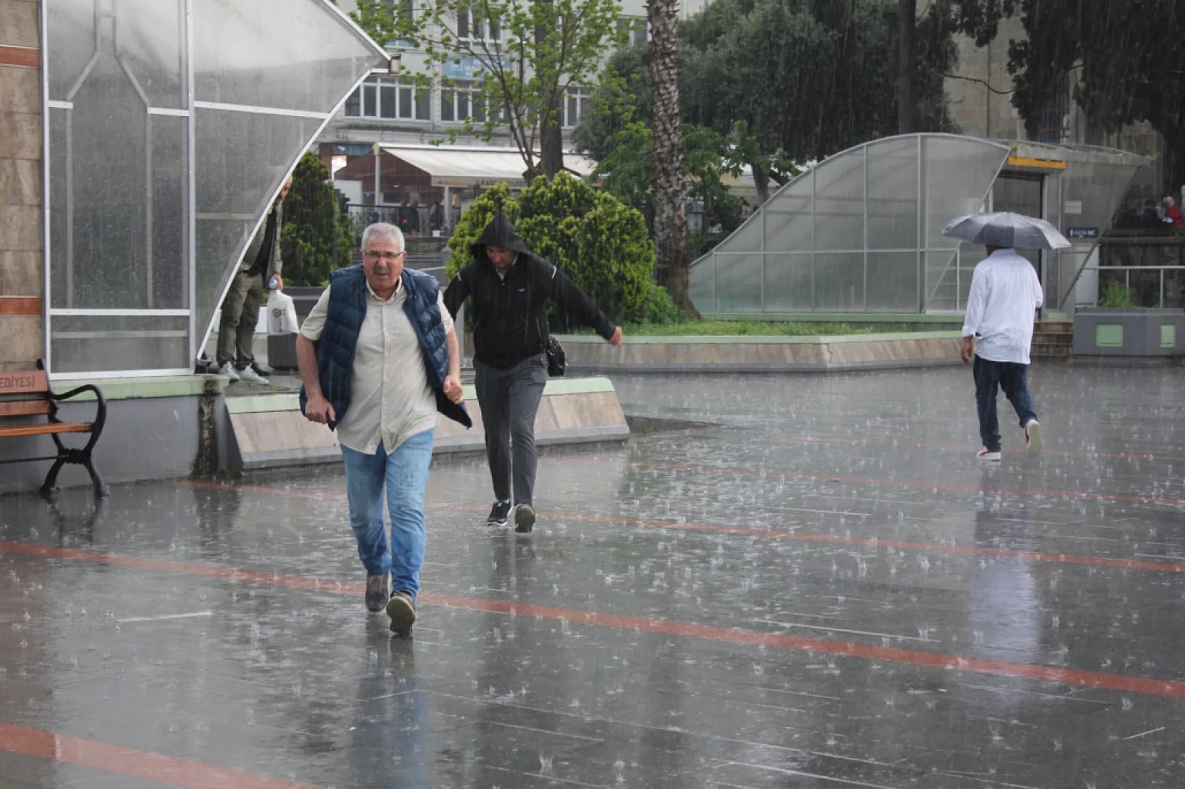 Meteoroloji uyarmıştı: Samsun'da beklenen kuvvetli sağanak bastırdı
