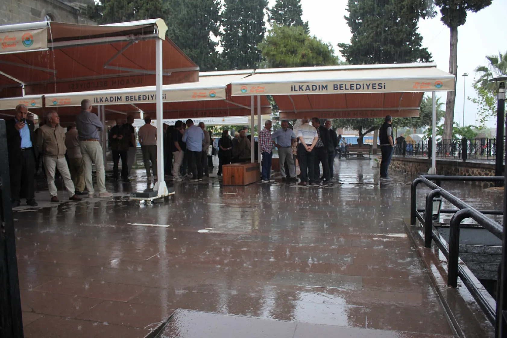 Meteoroloji uyarmıştı: Samsun'da beklenen kuvvetli sağanak bastırdı